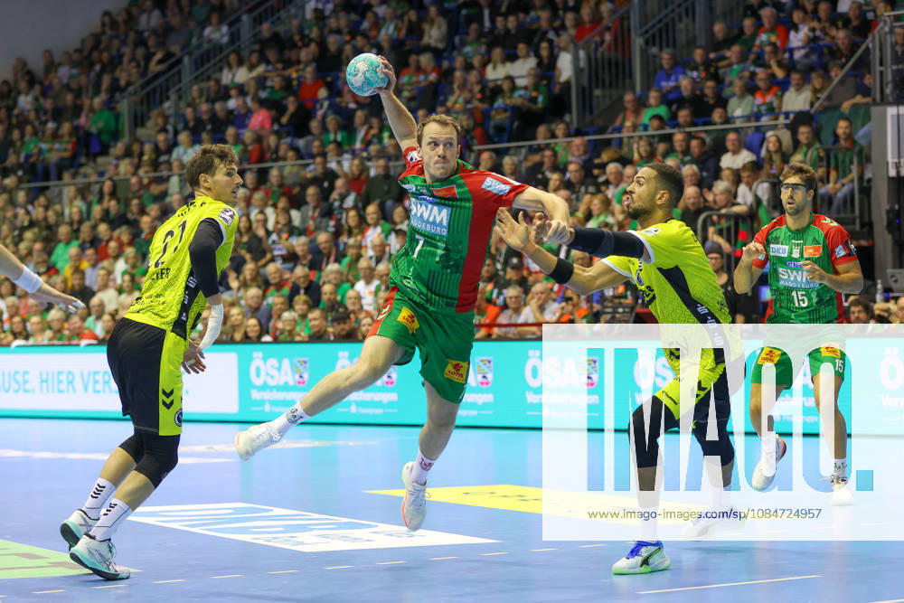 Handball Opel HBL SC Magdeburg vs. TVB Stuttgart, from left: Felix Claar (Magdeburg), 7 takes a shot, goal scorer, scores a goal, Magdeburg