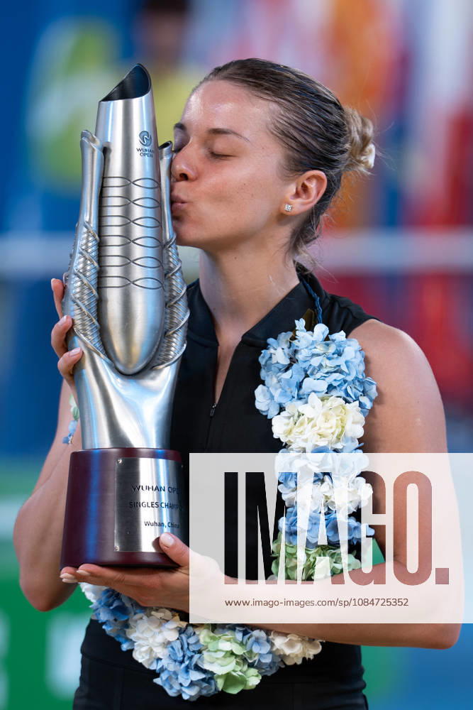 (261018) -- WUHAN, Oct. 18, 2026 -- Maja Chwalinska kisses the trophy during the awarding ceremony after the women s singles final match between Maja Chwalinska of Poland and Sonay Kartal of Britain at the 2026 Wuhan Open tennis tournament in Wuhan, capital of central China s Hubei Province, Oct. 18, 2026. ) (SP)CHINA-WUHAN-TENNIS-WUHAN OPEN-WOMEN S SINGLES-FINAL (CN) WuxZhizun
