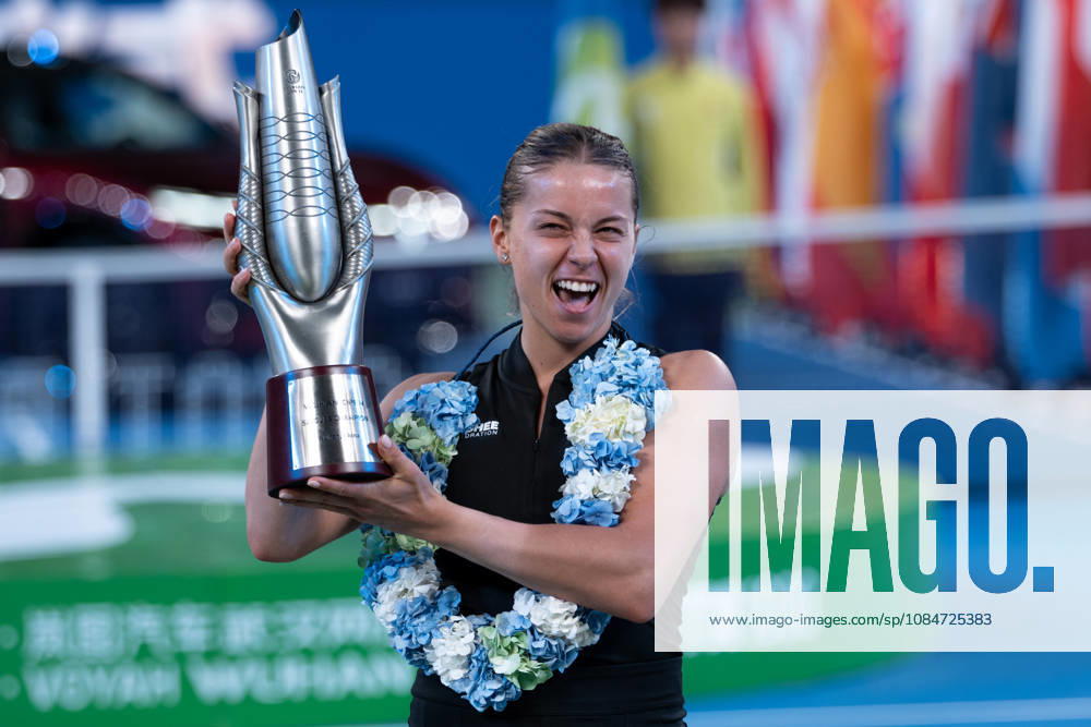 (261018) -- WUHAN, Oct. 18, 2026 -- Maja Chwalinska poses with the trophy during the awarding ceremony after the women s singles final match between Maja Chwalinska of Poland and Sonay Kartal of Britain at the 2026 Wuhan Open tennis tournament in Wuhan, capital of central China s Hubei Province, Oct. 18, 2026. ) (SP)CHINA-WUHAN-TENNIS-WUHAN OPEN-WOMEN S SINGLES-FINAL (CN) WuxZhizun