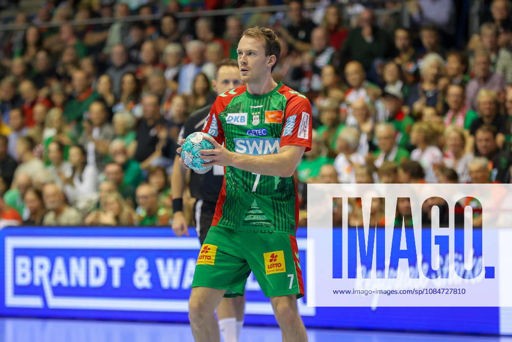 Opel HBL SC Magdeburg vs. TVB Stuttgart, from left: Felix Claar (Magdeburg), No. 7 on the ball, plays the ball (Magdeburg)