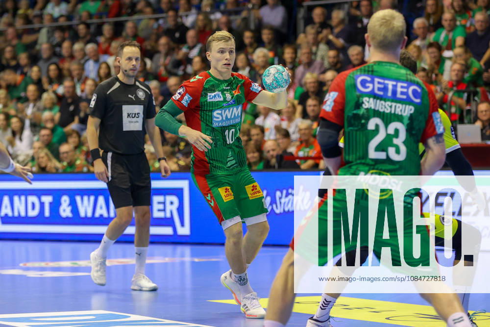 Opel HBL SC Magdeburg vs. TVB Stuttgart, from left: Gisli, Thorgeir, Kristjansson (Magdeburg), 10 with the ball, plays the ball (Magdeburg)
