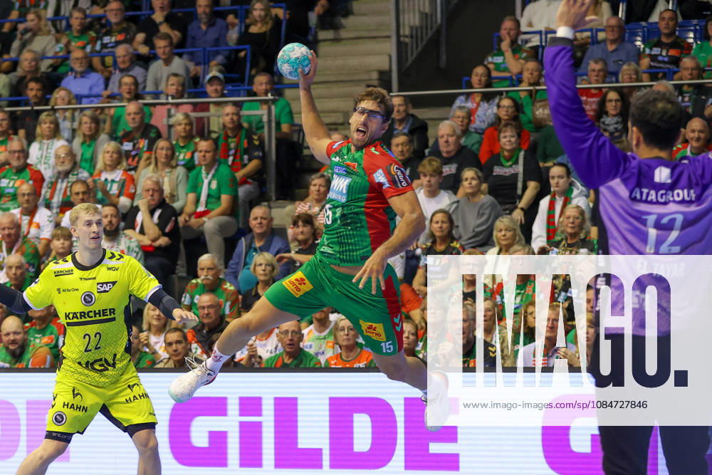 Handball Opel HBL SC Magdeburg vs. TVB Stuttgart, from left: Antonio Serradilla (Magdeburg), 15 shots on goal, goal scorers, scores a goal, goal, scores the goal (Magdeburg)