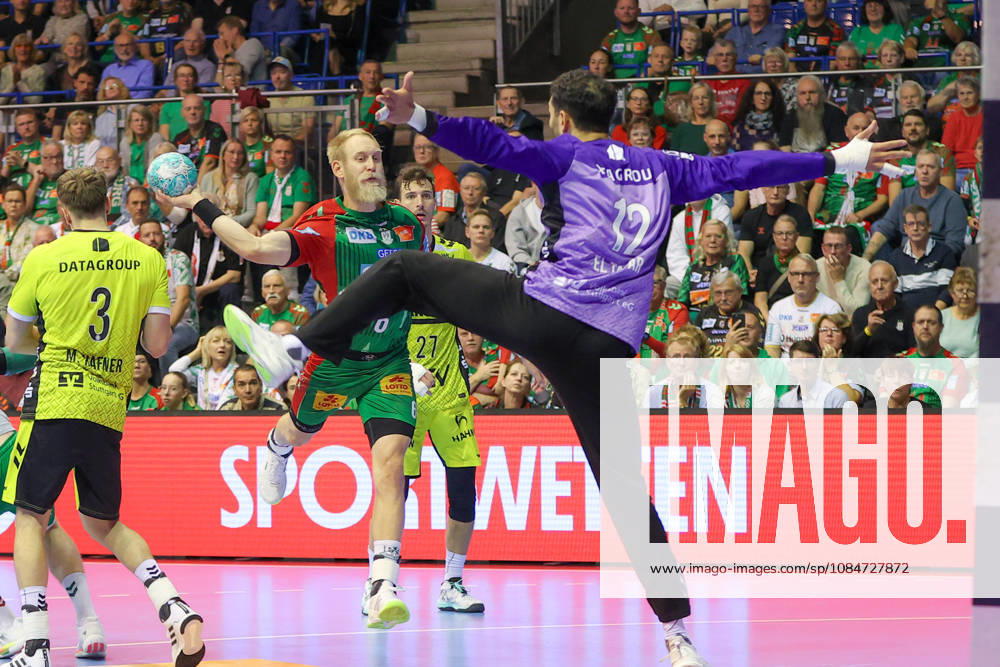 Handball Opel HBL SC Magdeburg vs. TVB Stuttgart, from left: Matthias Musche (Magdeburg), 6 takes a shot, goal scorer, scores a goal, Magdeburg