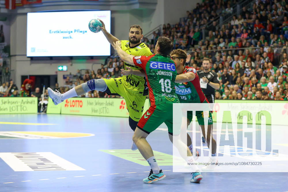 Handball Opel HBL SC Magdeburg TVB Stuttgart, from left: Mohamed Amine Darmoul (Stuttgart), 70, Elvar Oern Jonsson (Magdeburg), 19, Antonio Serradilla (Magdeburg), 15; duel, battle, tackle, Magdeburg