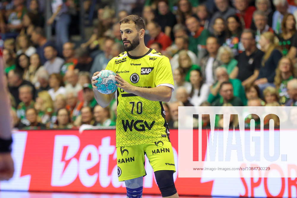 Opel HBL SC Magdeburg vs. TVB Stuttgart; from left: Mohamed Amine Darmoul (Stuttgart), 70 on the ball, plays the ball (Magdeburg)