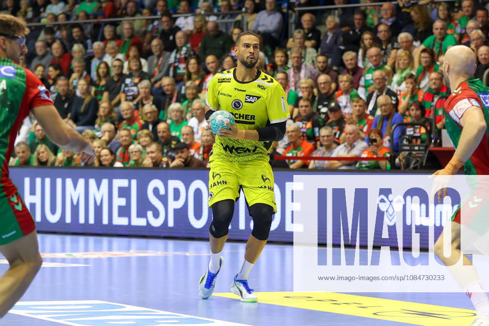 Opel HBL SC Magdeburg vs. TVB Stuttgart,, from left: Philipp Ahouansou (Stuttgart), 5 on the ball, plays the ball (Magdeburg)