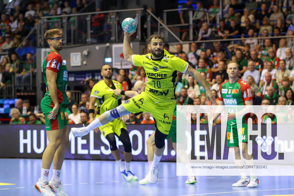 Handball Opel HBL SC Magdeburg vs. TVB Stuttgart, from left: Mohamed Amine Darmoul (Stuttgart), 70 takes a shot, goal scorer, scores a goal, goal, scores the goal (Magdeburg)
