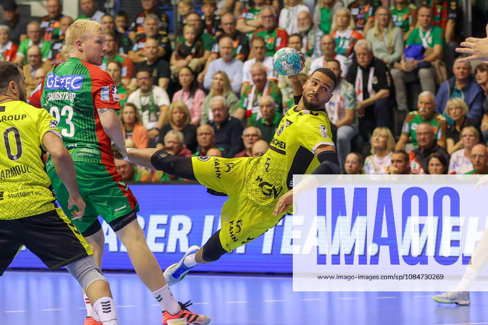 Handball Opel HBL SC Magdeburg vs. TVB Stuttgart, from left: Philipp Ahouansou (Stuttgart), 5 goals, goal scorer, scores a goal, goal, scores the goal (Magdeburg)