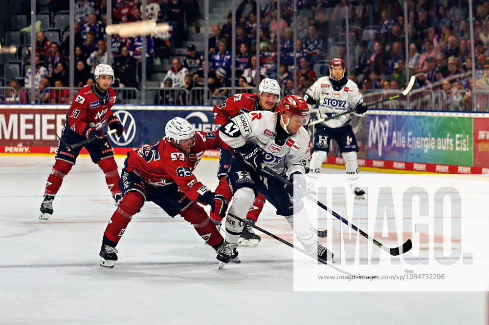 From left: Marc Michaels (Adler Mannheim), 65, Alexander Karachun (Wild Wings Schwenningen), 47 on the puck GER Adler Mannheim Wild Wings Schwenningen DEL Matchday 10, 2026–2027 season 18 10 2026 GER Adler Mannheim Wild Wings Schwenningen DEL Matchday 10, 2026–2027 season 18 10, 2026, Mannheim