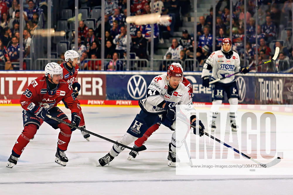 Alexander Karachun, Wild Wings Schwenningen, 47 with the puck heading toward the goal GER Adler Mannheim Wild Wings Schwenningen DEL Matchday 10, 2026–2027 Season 18, October 2026 GER Adler Mannheim Wild Wings Schwenningen DEL Matchday 10, 2026–2027 Season 118, October 2026, Mannheim