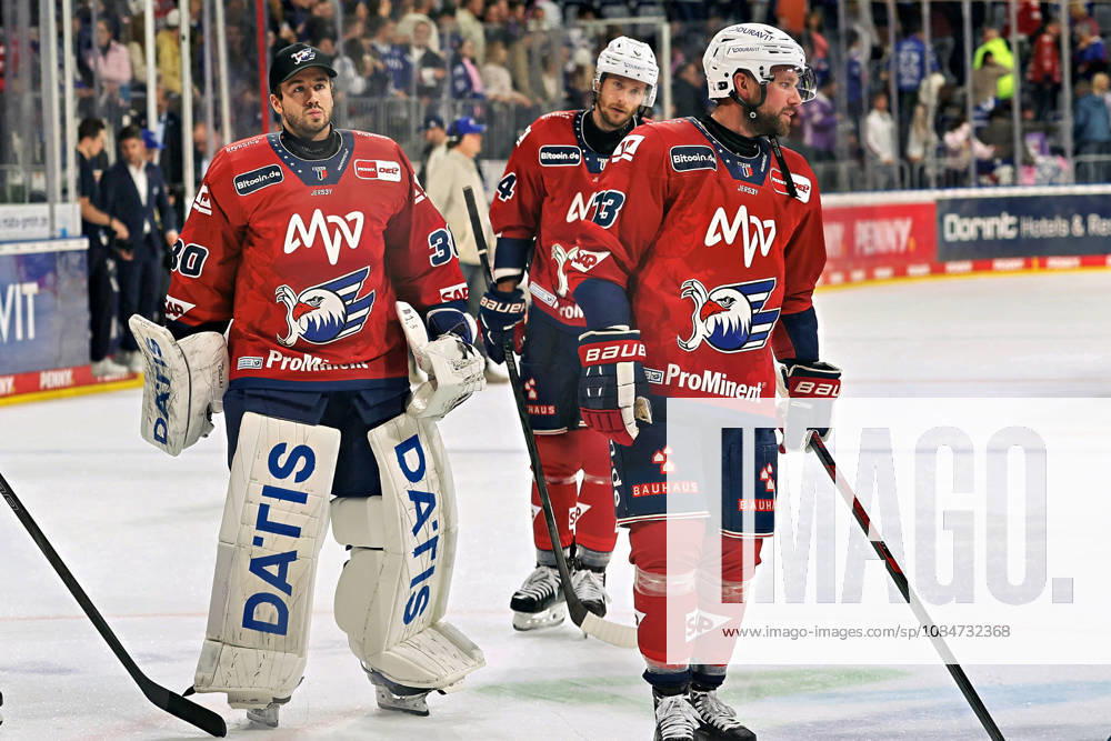 Jake Hildebrand, Adler Mannheim, 30, looking disappointed on the ice GER Adler Mannheim vs. Wild Wings Schwennigen, DEL, Matchday 10, 2026–2027 Season, October 18, 2026 GER Adler Mannheim vs. Wild Wings Schwennigen, DEL, Matchday 10, 2026–2027, October 18, 2026, Mannheim