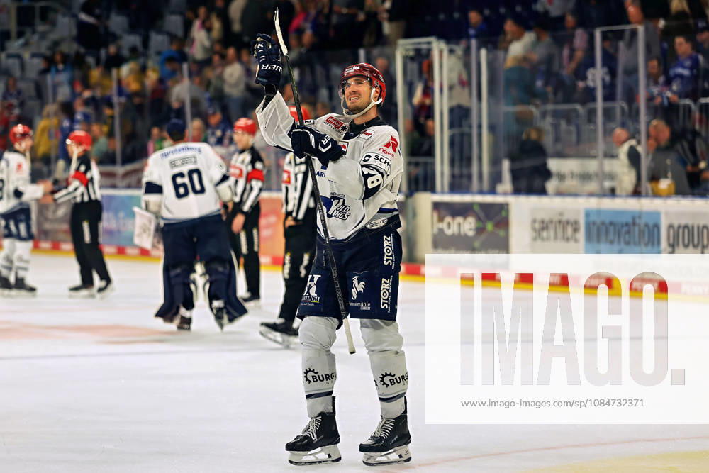 Will Weber of the Wild Wings Schwenningen, 78 thanks his fans GER Adler Mannheim Wild Wings Schwennigen DEL Matchday 10, 2026–2027 Season October 18, 2026 GER Adler Mannheim Wild Wings Schwennigen DEL Matchday 10, 2026–2027 Season October 18, 2026, Mannheim
