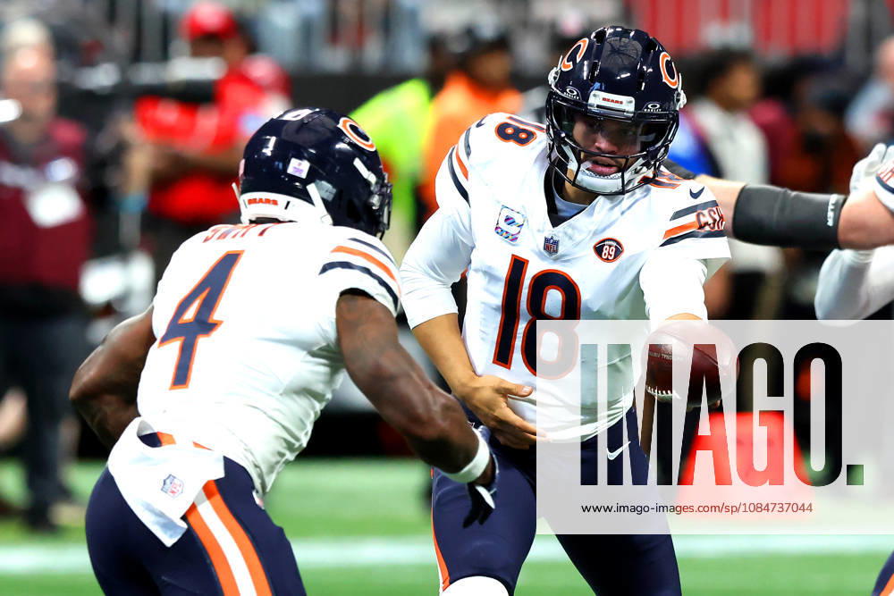 ATLANTA, GA - OCTOBER 18: Caleb Williams (18) of the Chicago Bears jhands the ball off to D Andre Swift (4) during the Sunday afternoon NFL, American Football Herren, USA game between the Atlanta Falcons and the Chicago Bears on October 18, 2026 at the Mercedes-Benz Stadium in Atlanta, GA. (Photo by David J. Griffin Icon Sportswire) NFL: OCT 18 Bears at Falcons Icon9532610180036