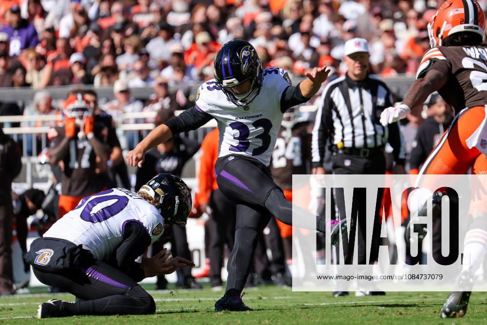 CLEVELAND, OH - OCTOBER 18: Baltimore Ravens place kicker Tyler Loop (33) kicks a 34-yard field goal during the first quarter of the National Football League game between the Baltimore Ravens and Cleveland Browns on October 18, 2026, at Huntington Bank Field in Cleveland, OH. (Photo by Frank Jansky Icon Sportswire) NFL, American Football Herren, USA OCT 18 Ravens at Browns Icon261018009