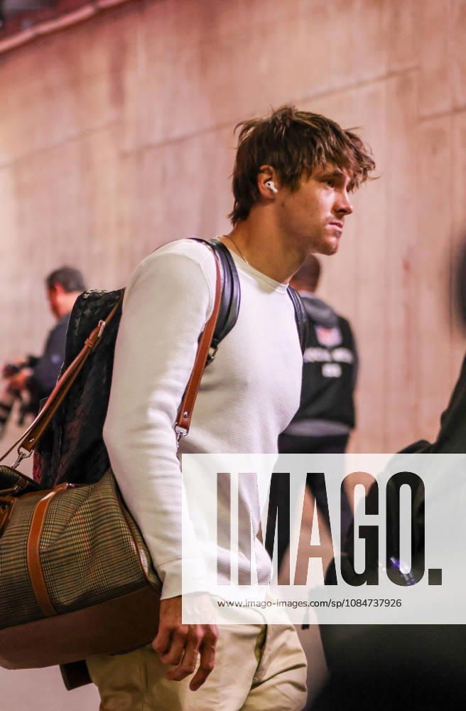 Oct 18, 2026: Los Angeles Chargers quarterback Justin Herbert (10) arrives at the stadium in Kansas City, MO, USA; at Arrowhead Stadium. Mandatory Credit: -Cal Media NFL, American Football Herren, USA 2026: Chargers Vs Chiefs OCT 18 - ZUMAc04_ 20261018_zma_c04_002