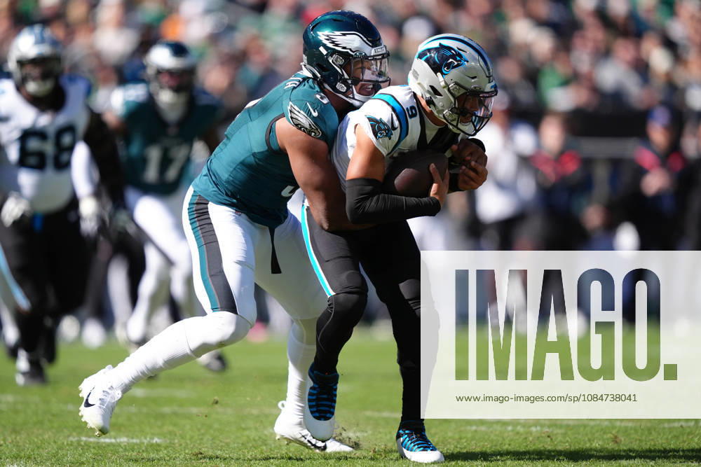PHILADELPHIA, PA - OCTOBER 18: Philadelphia Eagles linebacker Nolan Smith (3) sacks Carolina Panthers quarterback Bryce Young (9) in the first half during the game between the Carolina Panthers and Philadelphia Eagles on October 18, 2026 at Lincoln Financial Field in Philadelphia, PA. (Photo by Kyle Ross Icon Sportswire) NFL, American Football Herren, USA OCT 18 Panthers at Eagles Icon26101802