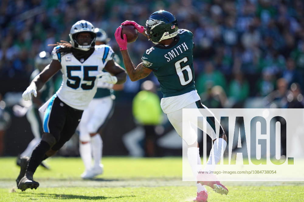 PHILADELPHIA, PA - OCTOBER 18: Philadelphia Eagles wide receiver DeVonta Smith (6) makes a reception in the first half during the game between the Carolina Panthers and Philadelphia Eagles on October 18, 2026 at Lincoln Financial Field in Philadelphia, PA. (Photo by Kyle Ross Icon Sportswire) NFL, American Football Herren, USA OCT 18 Panthers at Eagles Icon26101807