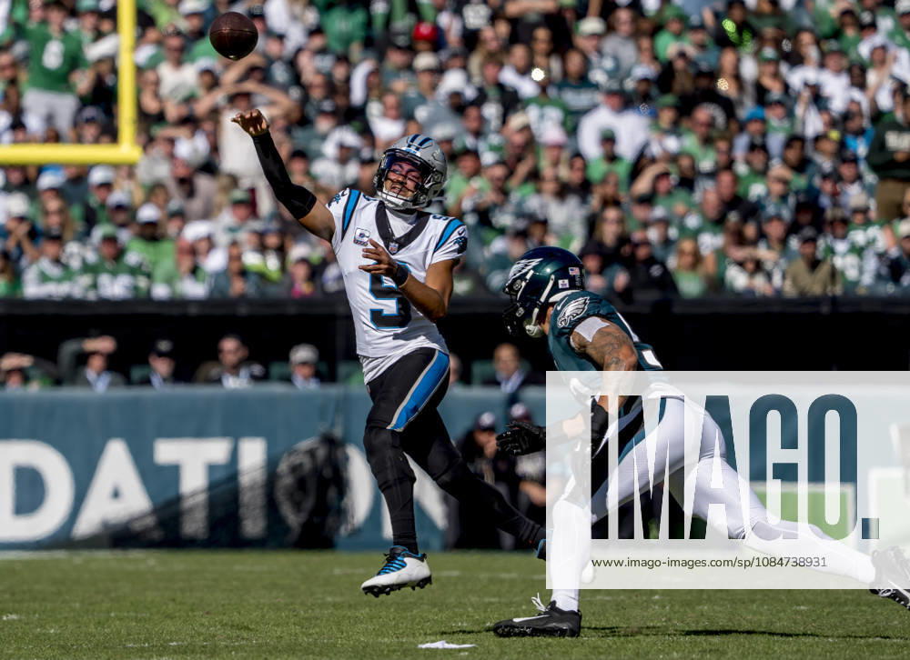Oct 18, 2026; Philadelphia, PA, USA; Carolina Panthers quarterback Bryce Young (9) scrambles away from Philadelphia Eagles linebacker Zack Baun (53) during the NFL, American Football Herren, USA football matchup between the Carolina Panthers and Philadelphia Eagles at Lincoln Financial Field. Mandatory Credit: -Cal Media NFL 2026: Panthers Vs Eagles OCT 18 - ZUMAcs17 20261018_faf_cs17_027