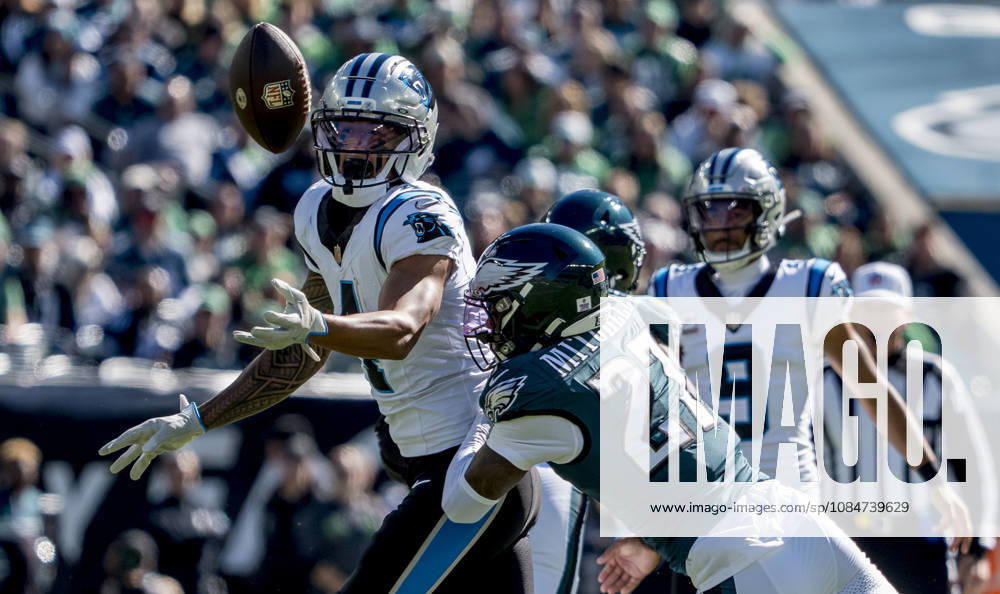 Oct 18, 2026; Philadelphia, PA, USA; Carolina Panthers wide receiver Tetairoa McMillan (4) just misses catching a pass during the NFL, American Football Herren, USA football matchup between the Carolina Panthers and Philadelphia Eagles during the NFL football matchup between the Carolina Panthers and Philadelphia Eagles at Lincoln Financial Field. Mandatory Credit: -Cal Media Philadelphia USA - ZUMAcs17 20261018_faf_cs17_011
