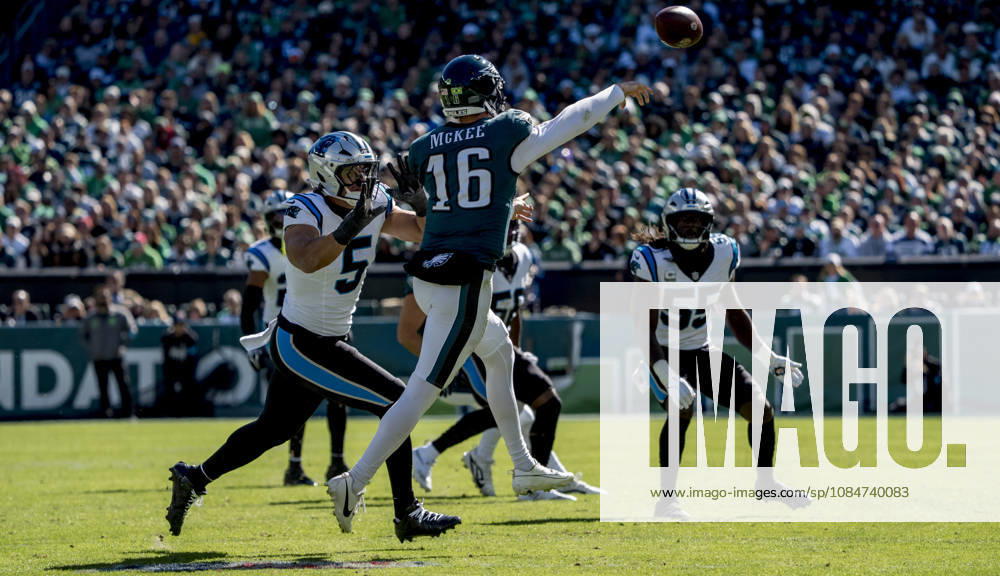 Oct 18, 2026; Philadelphia, PA, USA; Philadelphia Eagles quarterback Tanner McKee (16) scrambles and throws a pass during the NFL, American Football Herren, USA football matchup between the Carolina Panthers and Philadelphia Eagles during the NFL football matchup between the Carolina Panthers and Philadelphia Eagles at Lincoln Financial Field. Mandatory Credit: -Cal Media Philadelphia USA - ZUMAcs17 20261018_faf_cs17_022