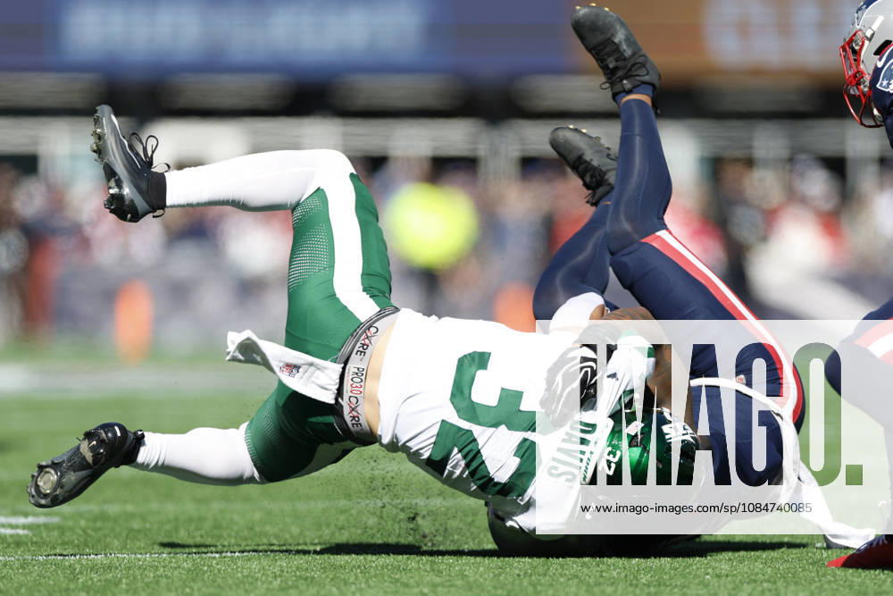 New York Jets running back Isaiah Davis, left, is taken down by New England Patriots linebacker Dre mont Jones during the first half at Gillette Stadium in Foxborough, Massachusetts on Sunday, October 18, 2026. BOP20261018003 CJxGUNTHER
