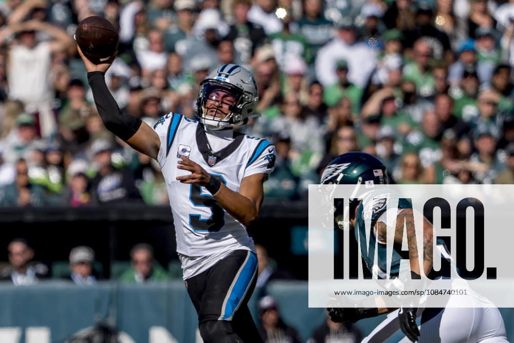 Oct 18, 2026; Philadelphia, PA, USA; Carolina Panthers quarterback Bryce Young (9) scrambles away from Philadelphia Eagles linebacker Zack Baun (53) during the NFL, American Football Herren, USA football matchup between the Carolina Panthers and Philadelphia Eagles at Lincoln Financial Field. Mandatory Credit: -Cal Media Philadelphia USA - ZUMAcs17 20261018_faf_cs17_029