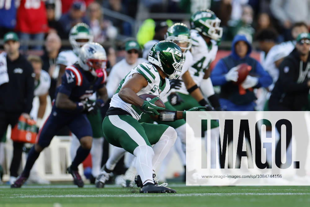 New York Jets free safety Minkah Fitzpatrick recovers the fumble during the second half against the New England Patriots at Gillette Stadium in Foxborough, Massachusetts on Sunday, October 18, 2026. BOP20261018014 CJxGUNTHER