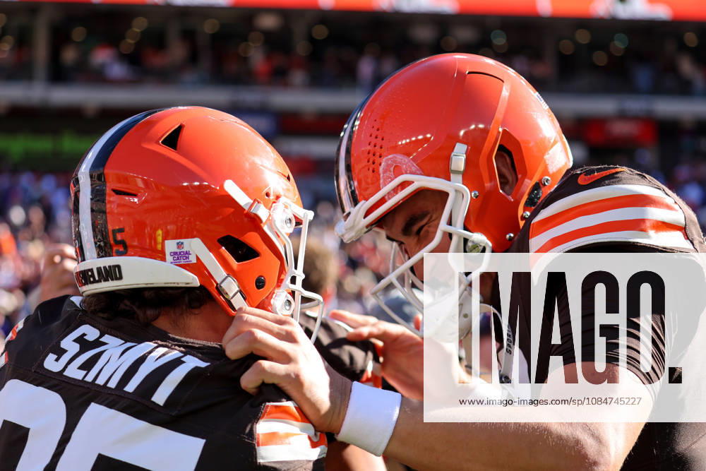 CLEVELAND, OH - OCTOBER 18: Cleveland Browns place kicker Andre Szmyt (25) and Cleveland Browns long snapper Rex Sunahara (50) celebrate after Szmyt kicked a game-winning 37-yard field goal on the final play of the National Football League game between the Baltimore Ravens and Cleveland Browns on October 18, 2026, at Huntington Bank Field in Cleveland, OH. (Photo by Frank Jansky Icon Sportswire) NFL, American Football Herren, USA OCT 18 Ravens at Browns Icon261018014
