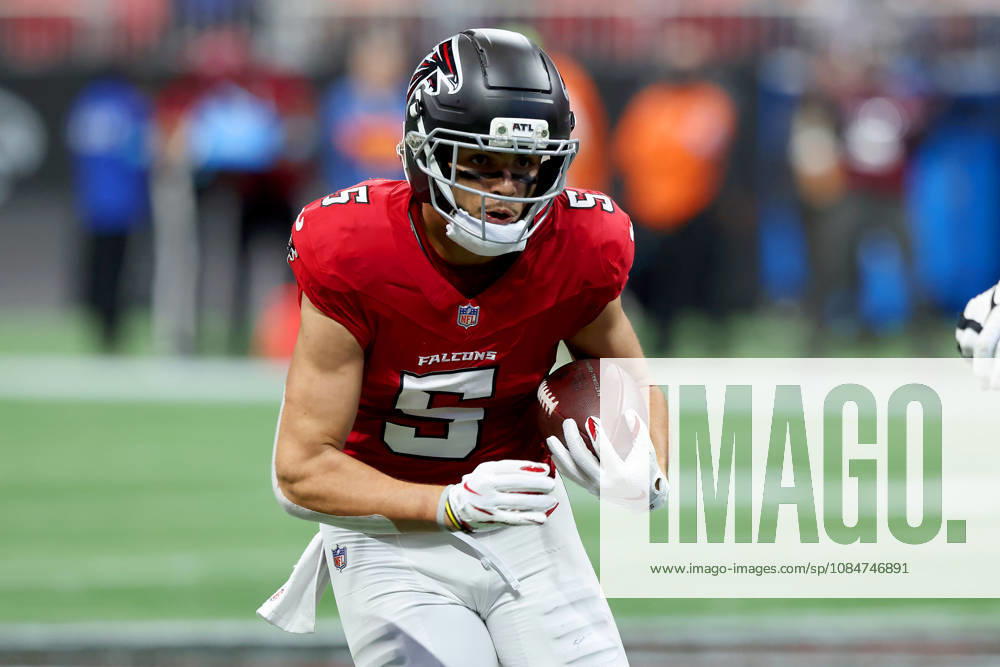 ATLANTA, GA - OCTOBER 18: Drake London (5) of the Atlanta Falcons carries the ball during the Sunday afternoon NFL, American Football Herren, USA game between the Atlanta Falcons and the Chicago Bears on October 18, 2026 at the Mercedes-Benz Stadium in Atlanta, GA. (Photo by David J. Griffin Icon Sportswire) NFL: OCT 18 Bears at Falcons Icon9532610180696