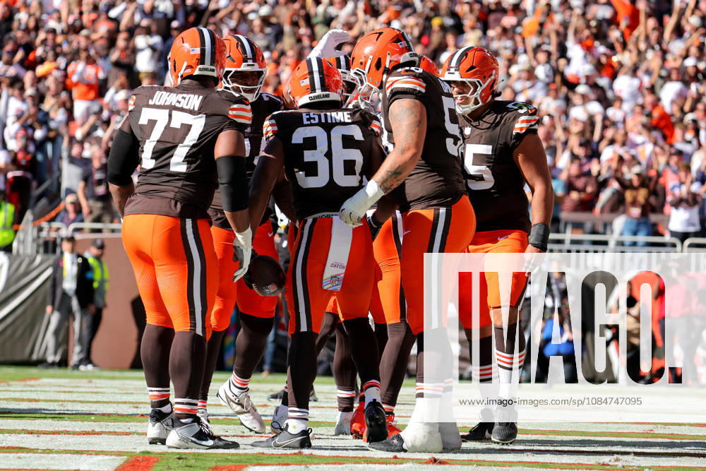 CLEVELAND, OH - OCTOBER 18: Cleveland Browns running back Audric Estime (36) celebrates with teammates after scoring on a 2-yard run during the fourth quarter of the National Football League game between the Baltimore Ravens and Cleveland Browns on October 18, 2026, at Huntington Bank Field in Cleveland, OH. (Photo by Frank Jansky Icon Sportswire) NFL, American Football Herren, USA OCT 18 Ravens at Browns Icon261018027