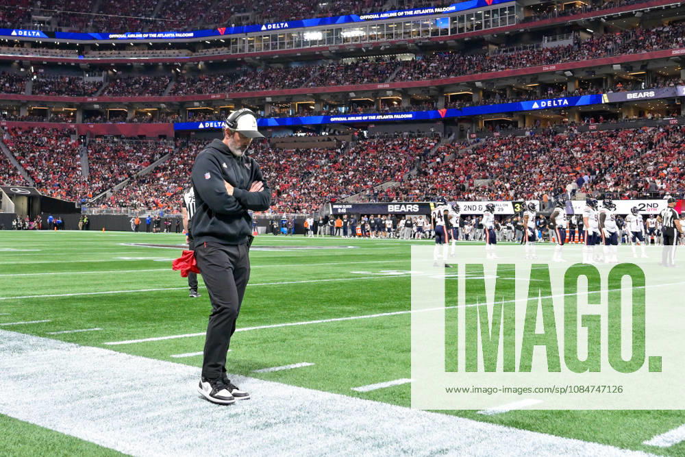 ATLANTA, GA - OCTOBER 18: Atlanta head coach Kevin Stefanski reacts on the sideline during the NFL, American Football Herren, USA game between the Chicago Bears and the Atlanta Falcons on October 18th, 2026 at Mercedes-Benz Stadium in Atlanta, GA. (Photo by Rich von Biberstein Icon Sportswire) NFL: OCT 18 Bears at Falcons Icon261018017