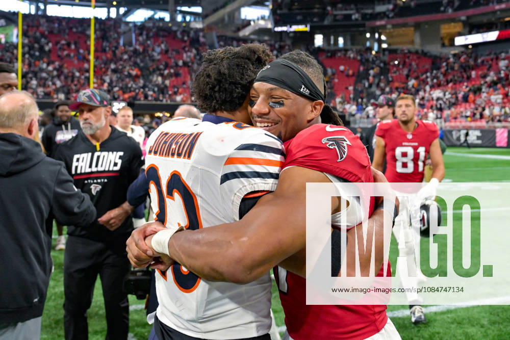 ATLANTA, GA - OCTOBER 18: Chicago running back Roschon Johnson (23) embraces Atlanta running back Bijan Robinson (7) following the conclusion of the NFL, American Football Herren, USA game between the Chicago Bears and the Atlanta Falcons on October 18th, 2026 at Mercedes-Benz Stadium in Atlanta, GA. (Photo by Rich von Biberstein Icon Sportswire) NFL: OCT 18 Bears at Falcons Icon261018019