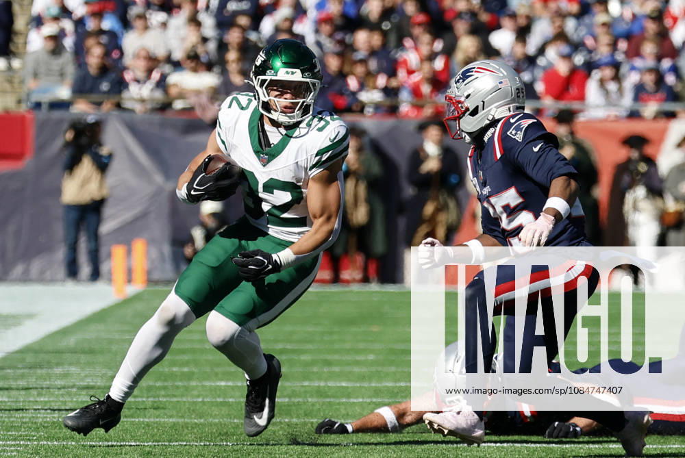 FOXBOROUGH, MA - OCTOBER 18: Isaiah Davis 32 of the New York Jets runs into Marcus Jones 25 of the New England Patriots during a game between the New England Patriots and the New York Jets on October 18, 2026, at Gillette Stadium in Foxborough, Massachusetts. (Photo by Fred Kfoury III Icon Sportswire) NFL, American Football Herren, USA OCT 18 Jets at Patriots Icon482261018016