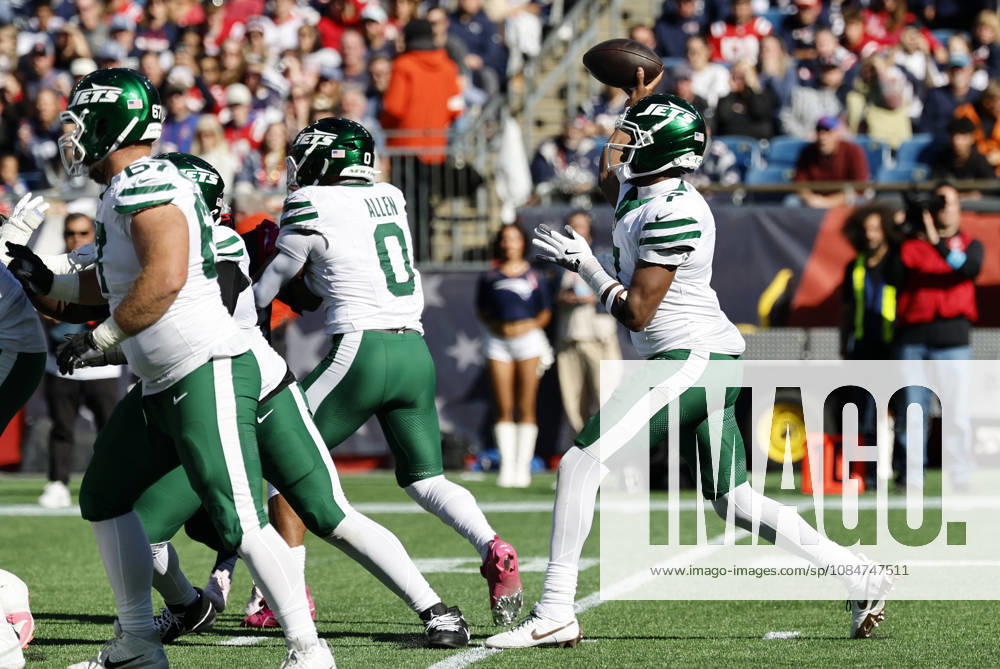 FOXBOROUGH, MA - OCTOBER 18: Geno Smith 7 of the New York Jets throws during a game between the New England Patriots and the New York Jets on October 18, 2026, at Gillette Stadium in Foxborough, Massachusetts. (Photo by Fred Kfoury III Icon Sportswire) NFL, American Football Herren, USA OCT 18 Jets at Patriots Icon482261018019