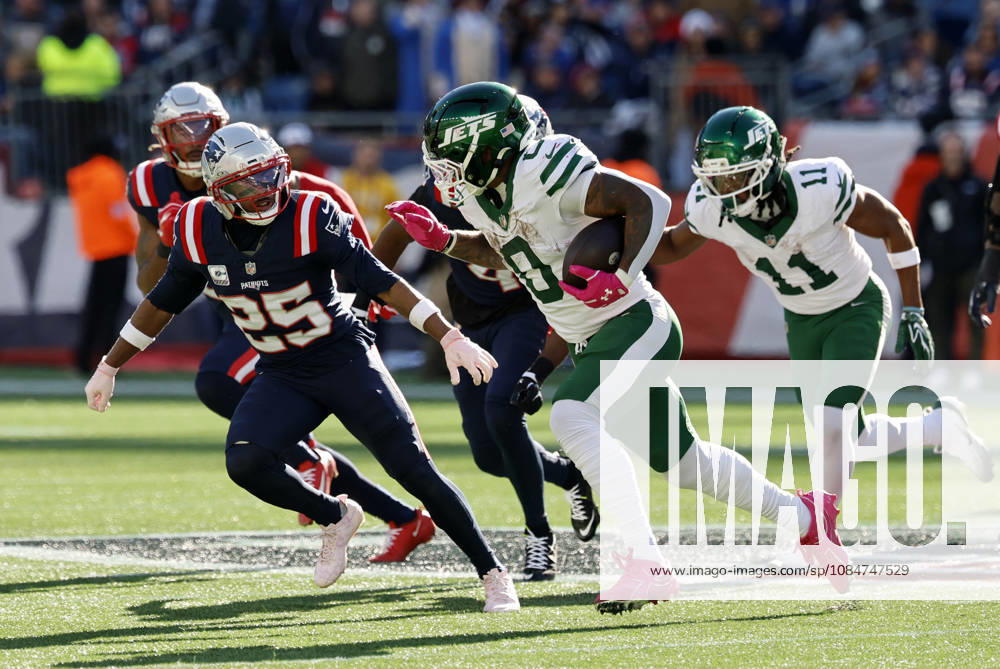 FOXBOROUGH, MA - OCTOBER 18: Braelon Allen 0 of the New York Jets races to the outside during a game between the New England Patriots and the New York Jets on October 18, 2026, at Gillette Stadium in Foxborough, Massachusetts. (Photo by Fred Kfoury III Icon Sportswire) NFL, American Football Herren, USA OCT 18 Jets at Patriots Icon482261018027
