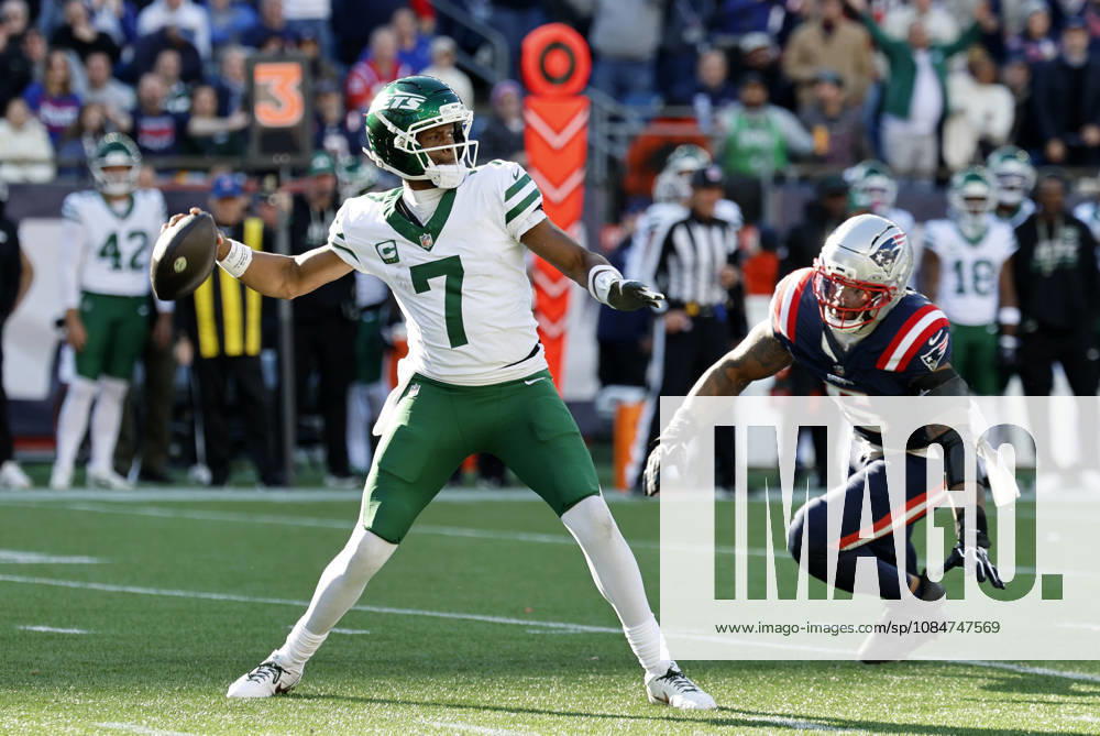 FOXBOROUGH, MA - OCTOBER 18: Geno Smith 7 of the New York Jets rears back to pass during a game between the New England Patriots and the New York Jets on October 18, 2026, at Gillette Stadium in Foxborough, Massachusetts. (Photo by Fred Kfoury III Icon Sportswire) NFL, American Football Herren, USA OCT 18 Jets at Patriots Icon482261018040