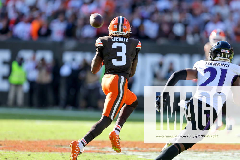 CLEVELAND, OH - OCTOBER 18: Cleveland Browns wide receiver Jerry Jeudy (3) makes a catch as Baltimore Ravens safety Jaylinn Hawkins (21) defends during the fourth quarter of the National Football League game between the Baltimore Ravens and Cleveland Browns on October 18, 2026, at Huntington Bank Field in Cleveland, OH. (Photo by Frank Jansky Icon Sportswire) NFL, American Football Herren, USA OCT 18 Ravens at Browns Icon261018029