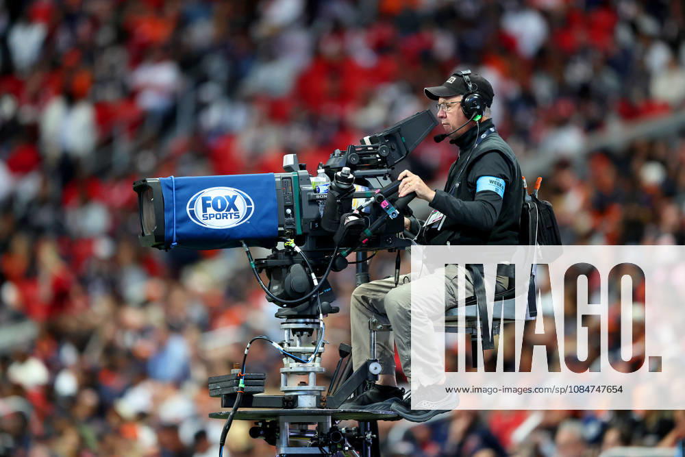 ATLANTA, GA - OCTOBER 18: A Fox Sports HDTV camera operator captures the action on the field during the Sunday afternoon NFL, American Football Herren, USA game between the Atlanta Falcons and the Chicago Bears on October 18, 2026 at the Mercedes-Benz Stadium in Atlanta, GA. (Photo by David J. Griffin Icon Sportswire) NFL: OCT 18 Bears at Falcons Icon9532610180046