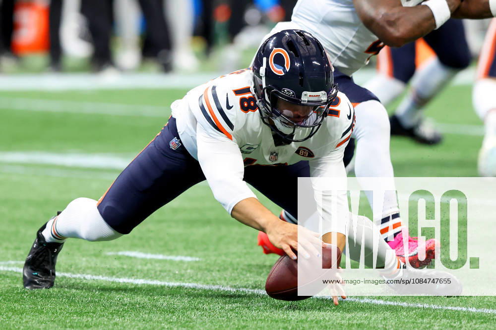 ATLANTA, GA - OCTOBER 18: Caleb Williams (18) of the Chicago Bears fumbles during the Sunday afternoon NFL, American Football Herren, USA game between the Atlanta Falcons and the Chicago Bears on October 18, 2026 at the Mercedes-Benz Stadium in Atlanta, GA. (Photo by David J. Griffin Icon Sportswire) NFL: OCT 18 Bears at Falcons Icon9532610180171
