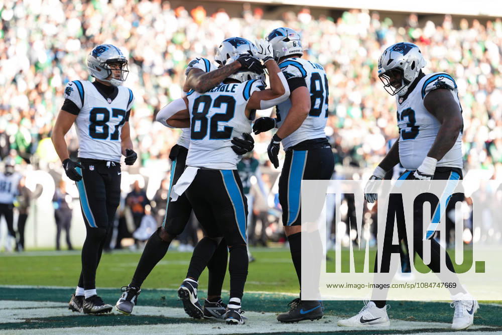 PHILADELPHIA, PA - OCTOBER 18: Carolina Panthers tight end Tommy Tremble (82) celebrates with teammates after scoring a touchdown in the second half during the game between the Carolina Panthers and Philadelphia Eagles on October 18, 2026 at Lincoln Financial Field in Philadelphia, PA. (Photo by Kyle Ross Icon Sportswire) NFL, American Football Herren, USA OCT 18 Panthers at Eagles Icon26101816