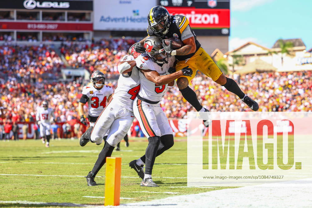 Pittsburgh Steelers running back JAYLEN WARREN (30) attempt to jump over Tampa Bay Buccaneers safety IFEATU MELIFONWU (5) during an NFL, American Football Herren, USA football game between the Pittsburgh Steelers and the Tampa Bay Buccaneers on Sunday, October 18, 2026, at Raymond James Stadium in Tampa, Florida. NFL 2026: Pittsburgh Steelers 26:19 Tampa Bay Buccaneers - ZUMAs335 20261018_znp_s335_004