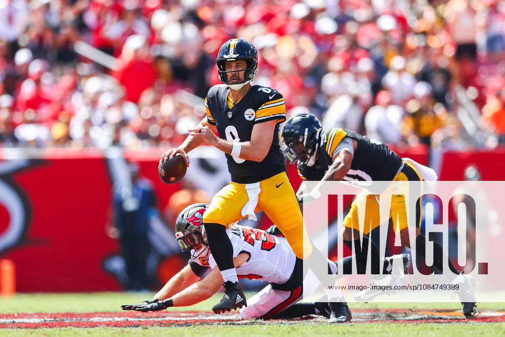 Pittsburgh Steelers quarterback AARON RODGERS (8) runs the ball during an NFL, American Football Herren, USA football game between the Pittsburgh Steelers and the Tampa Bay Buccaneers on Sunday, October 18, 2026, at Raymond James Stadium in Tampa, Florida. NFL 2026: Pittsburgh Steelers 26:19 Tampa Bay Buccaneers - ZUMAs335 20261018_znp_s335_010
