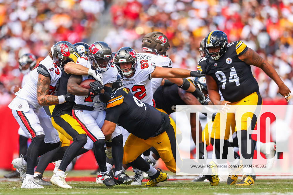 Tampa Bay Buccaneers running back BUCKY IRVING (7) is tackled by Pittsburgh Steelers defensive tackle CAMERON HEYWARD (97) during an NFL, American Football Herren, USA football game between the Pittsburgh Steelers and the Tampa Bay Buccaneers on Sunday, October 18, 2026, at Raymond James Stadium in Tampa, Florida. NFL 2026: Pittsburgh Steelers 26:19 Tampa Bay Buccaneers - ZUMAs335 20261018_znp_s335_012