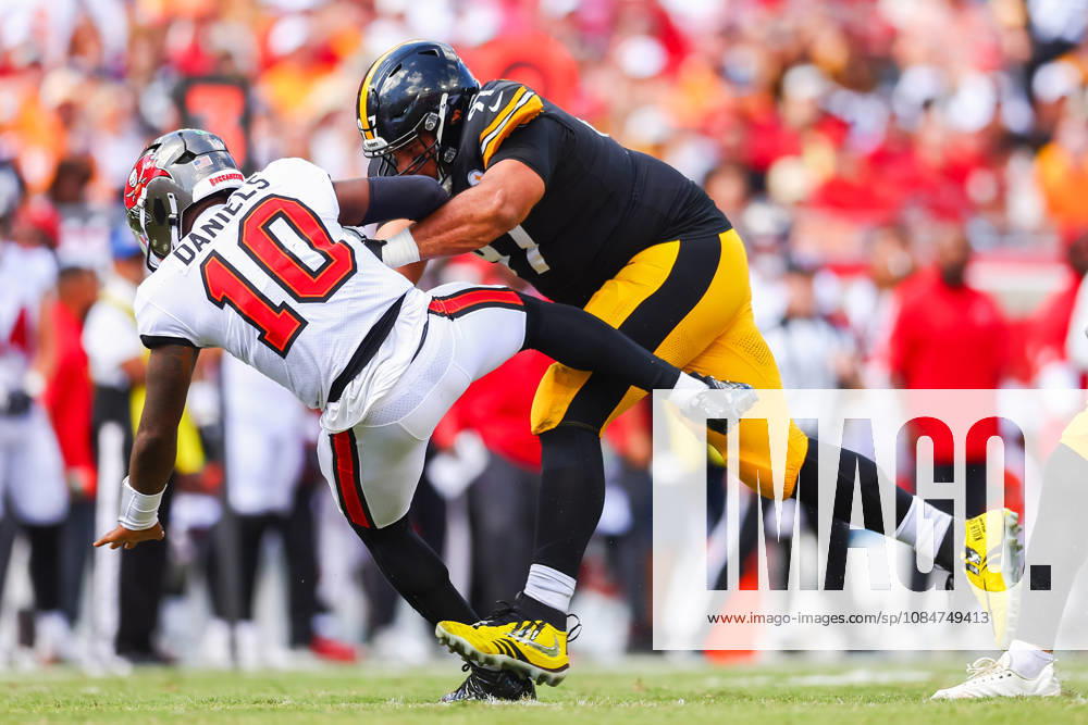 Tampa Bay Buccaneers quarterback JALON DANIELS (10) is sacked by Pittsburgh Steelers defensive tackle CAMERON HEYWARD (97) during an NFL, American Football Herren, USA football game between the Pittsburgh Steelers and the Tampa Bay Buccaneers on Sunday, October 18, 2026, at Raymond James Stadium in Tampa, Florida. NFL 2026: Pittsburgh Steelers 26:19 Tampa Bay Buccaneers - ZUMAs335 20261018_znp_s335_016