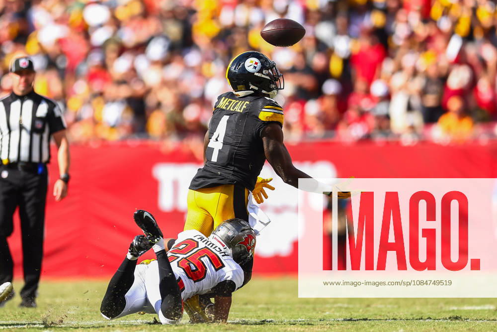 Pittsburgh Steelers wide receiver DK METCALF (4) attempts to complete a pass during an NFL, American Football Herren, USA football game between the Pittsburgh Steelers and the Tampa Bay Buccaneers on Sunday, October 18, 2026, at Raymond James Stadium in Tampa, Florida. NFL 2026: Pittsburgh Steelers 26:19 Tampa Bay Buccaneers - ZUMAs335 20261018_znp_s335_031