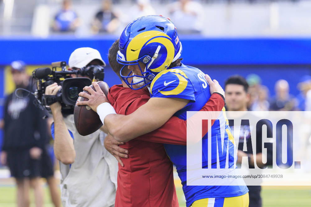 9 Matthew Stafford, QB of the Los Angeles Rams embraces head coach, Mike LaFleur of the Arizona Cardinals during the pregame of their regular NFL, American Football Herren, USA season game on Sunday October 18, 2026 at SoFi Stadium in Inglewood, California. ARIANA RUIZ PI Inglewood USA - ZUMAp124 20261018_zaa_p124_025