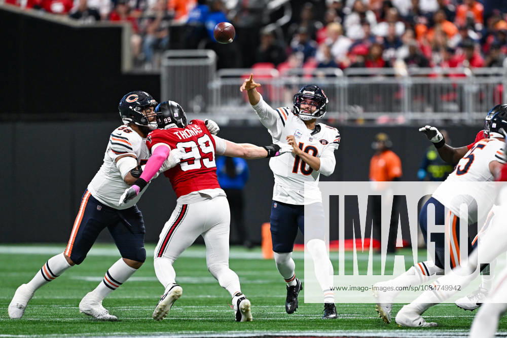 ATLANTA, GA - OCTOBER 18: Chicago quarterback Caleb Williams (18) passes the ball during the NFL, American Football Herren, USA game between the Chicago Bears and the Atlanta Falcons on October 18th, 2026 at Mercedes-Benz Stadium in Atlanta, GA. (Photo by Rich von Biberstein Icon Sportswire) NFL: OCT 18 Bears at Falcons Icon261018032