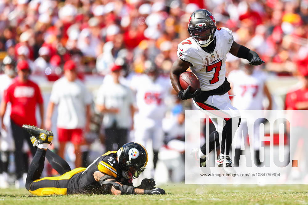 Tampa Bay Buccaneers running back BUCKY IRVING (7) escapes Pittsburgh Steelers linebacker NICK HERBIG (51) during an NFL, American Football Herren, USA football game between the Pittsburgh Steelers and the Tampa Bay Buccaneers on Sunday, October 18, 2026, at Raymond James Stadium in Tampa, Florida. Tampa USA - ZUMAs335 20261018_znp_s335_024