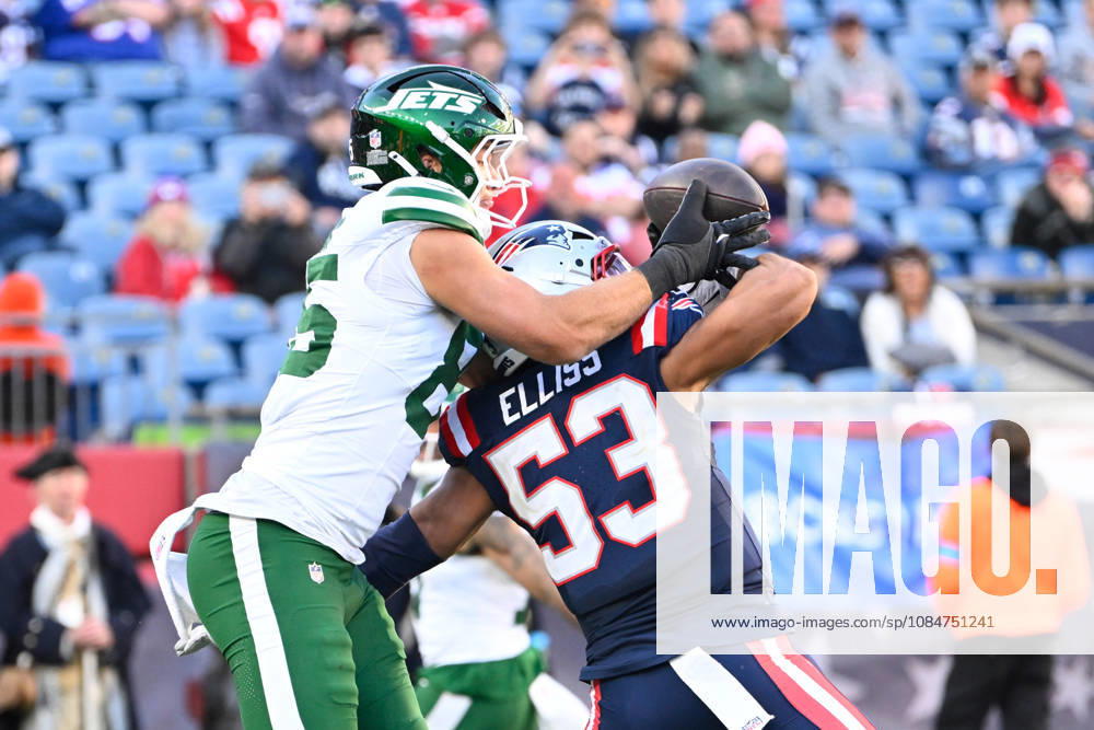 NFL, American Football Herren, USA 2026: Jets Vs Patriots OCT 18 Oct 18, 2026; Foxborough, MA, USA; New England Patriots linebacker Christian Elliss (53) breaks up a pass to New York Jets tight end Mason Taylor (85) during the second half at Gillette Stadium. Mandatory Credit: Eric Canha-Cal Media (Credit Image: Â Eric Canha Cal Sport Media) Foxborough Ma USA