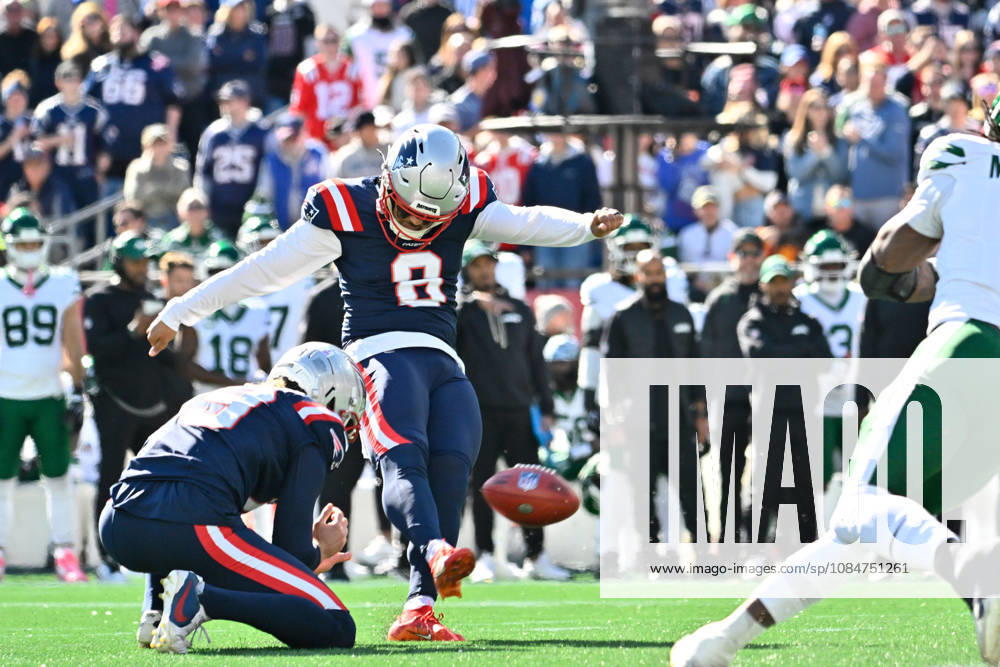 NFL, American Football Herren, USA 2026: Jets Vs Patriots OCT 18 Oct 18, 2026; Foxborough, MA, USA; New England Patriots kicker Andy Borregales (8) kicks an extra point against the New York Jets during the first half at Gillette Stadium. Mandatory Credit: Eric Canha-Cal Media (Credit Image: Â Eric Canha Cal Sport Media) Foxborough Ma USA